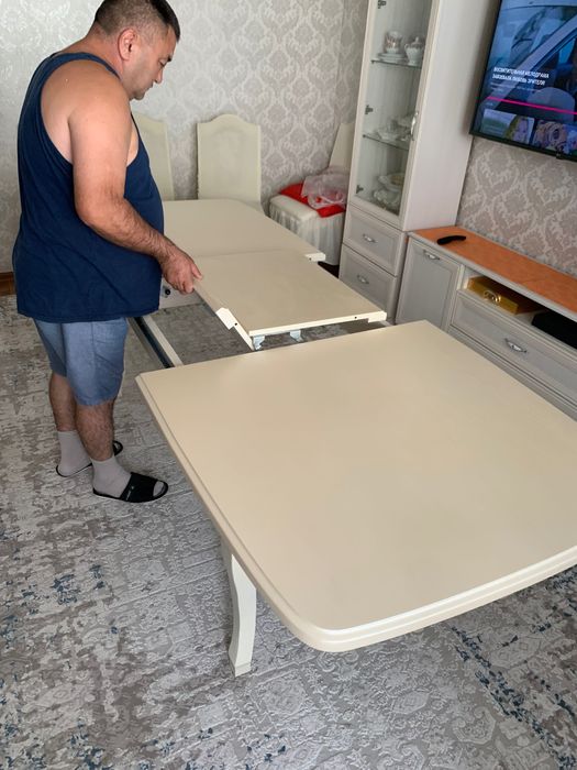 Обеденный стол для гостей