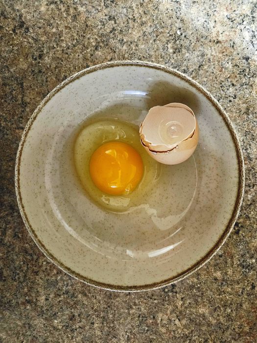 Ouă de țară bio proaspete ( Găini crescute ecologic în spațiu deschis)