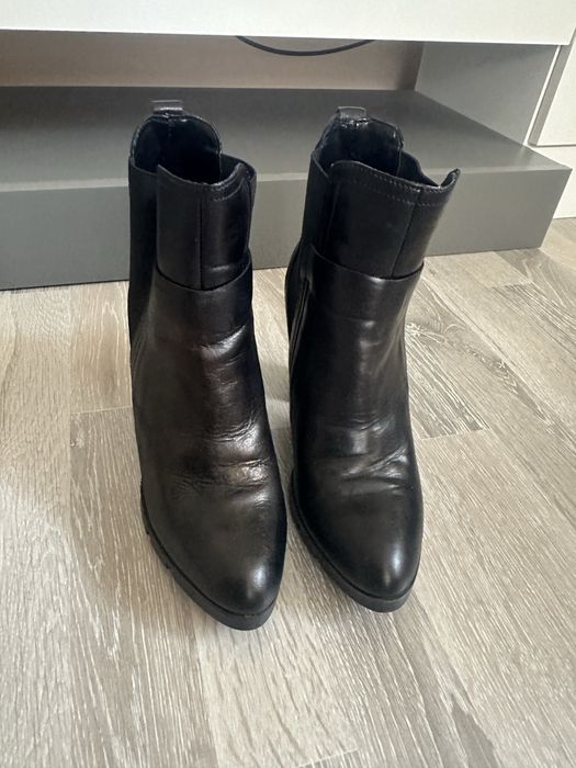 Черни боти с ток