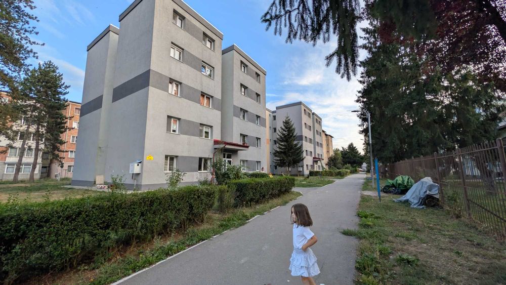 Apartament de vânzare cu 3 camere, renovat în Brad – Zona A, zonă liniștită, ideal pentru familie +40 754 200 900