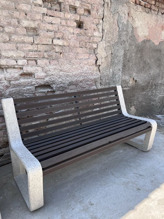 Классическая мраморная скамья – акцент в ландшафте