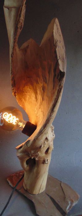 Скулптурна лампа от масивно планинско дърво