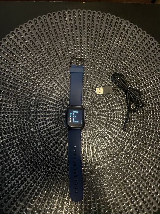 Ceas smartwatch.