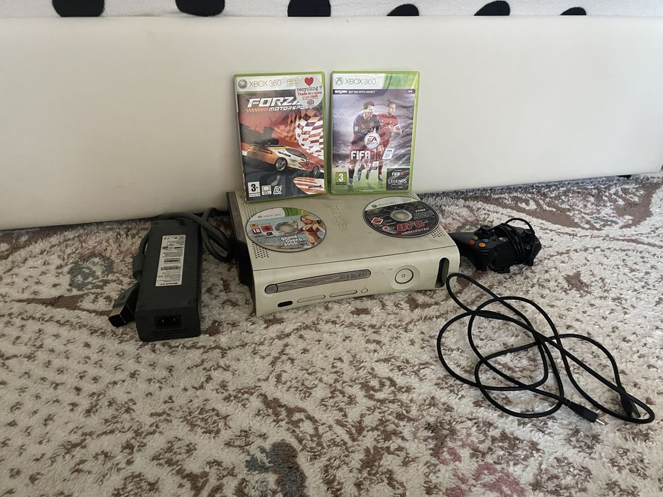 vând consola xbox 360,impreuna cu: 1 controller cu fir, sursa de alimentare, cablu HDMI jocuri: fifa 16, forza motorsport 4, GTA 5 și UFC