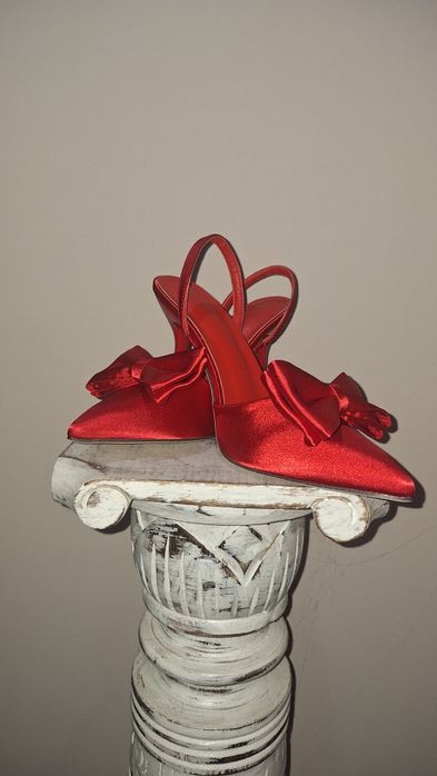 Официални сатенени обувки на висок ток