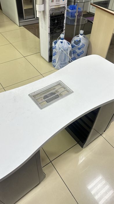 Маникюрный стол(Италия) продам