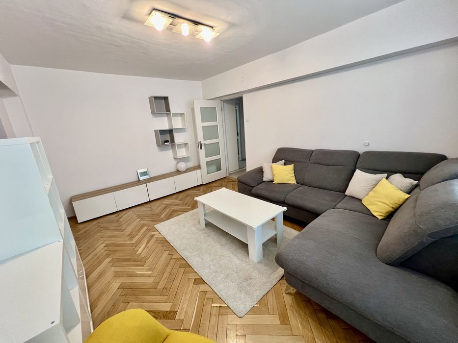 Închiriez apartament 3 Camere+Balcon cu AC în Centru+Parcare Privată