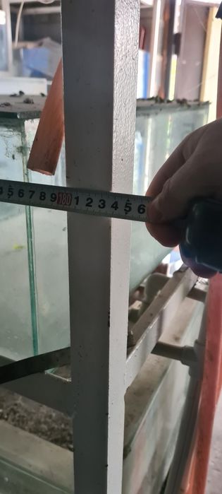 Стеллаж с аквариумами.