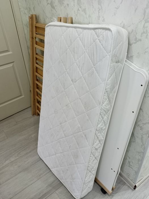 Продам детскую кроватку с матрасом