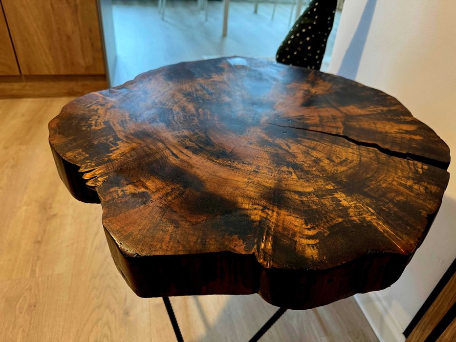 Vând măsuta confectionata din lemn masiv