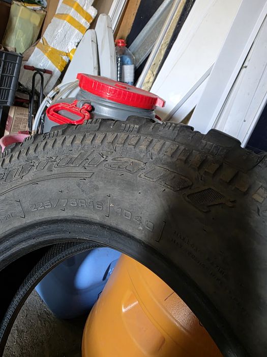 Продам комплект шин 225/75R16