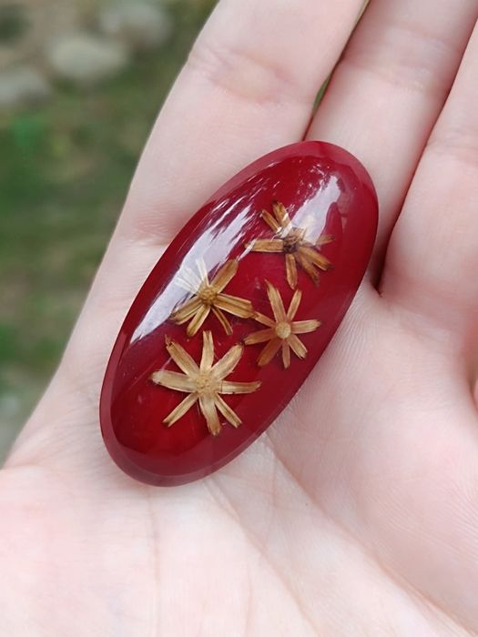 Veche brose din rasina cu flori