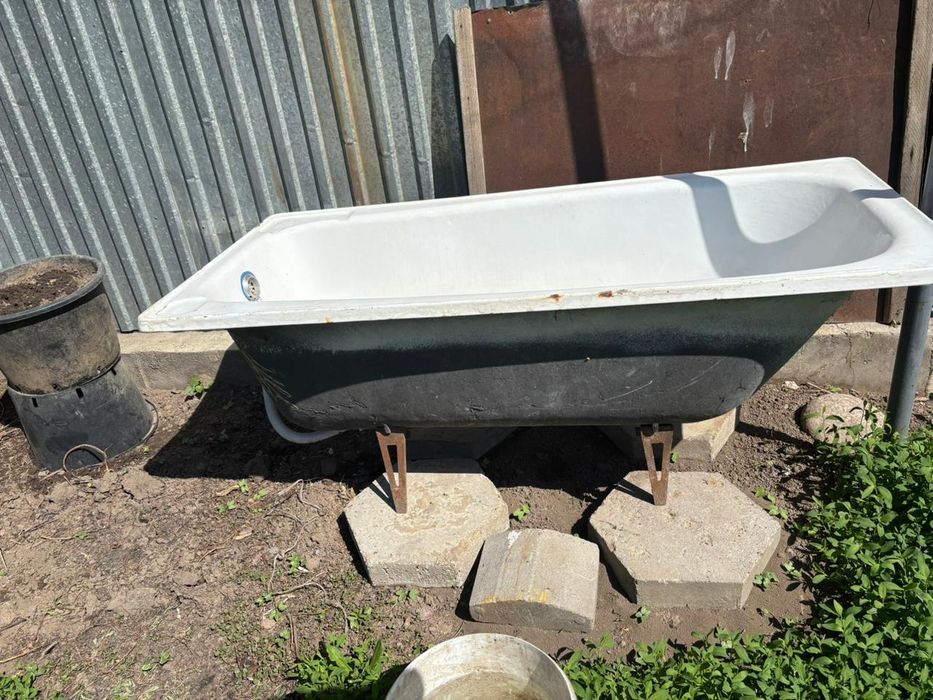 В продаже ванна чугунная