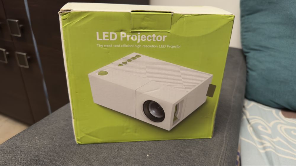 Mini Videoproiector LED cu telecomandǎ