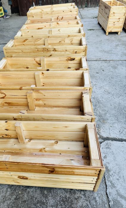 Vand jardiniere din lemn masiv