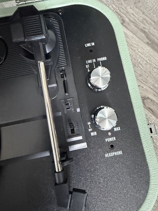 Виниловый проигрыватель и диски в подарок