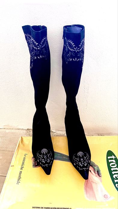 Cizme stilet din piele intoarsa naturala  culoare neagra , broderie argintie