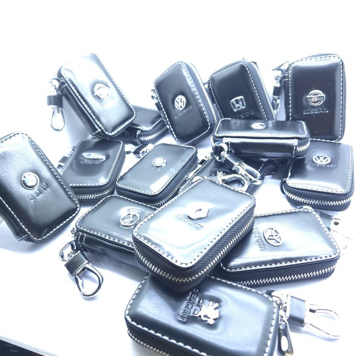 Кожен калъф чантичка за ключове с метално лого