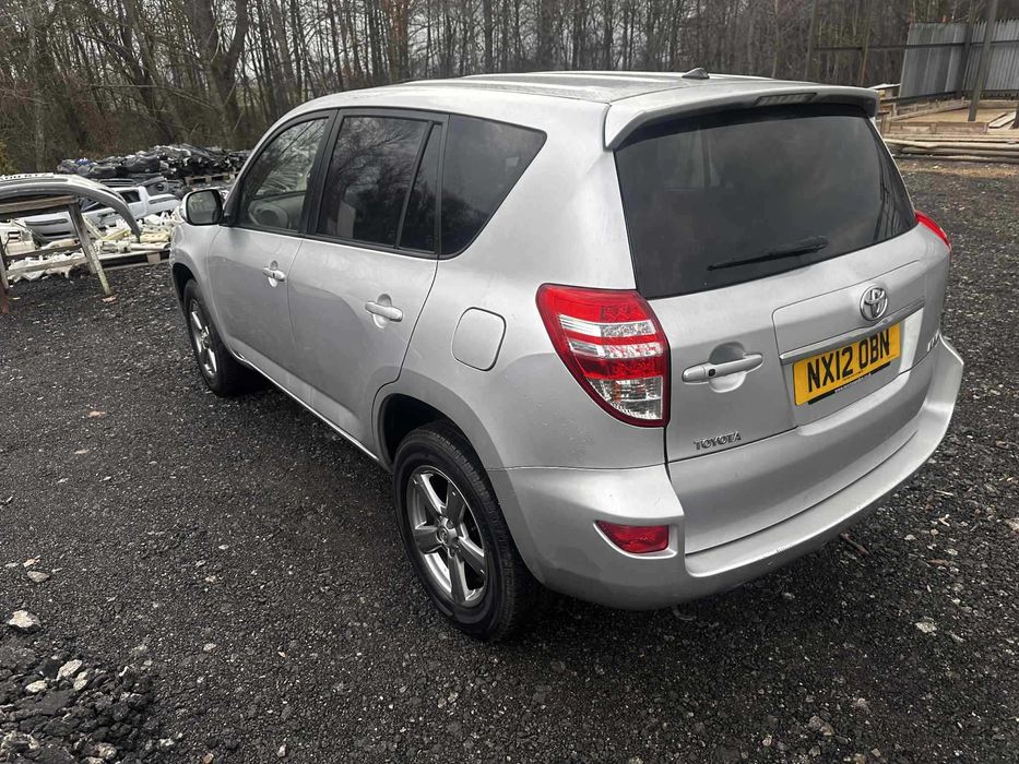 НА ЧАСТИ Toyota  Rav4 2.2 D-4D 150 Ел Кожа Навигация