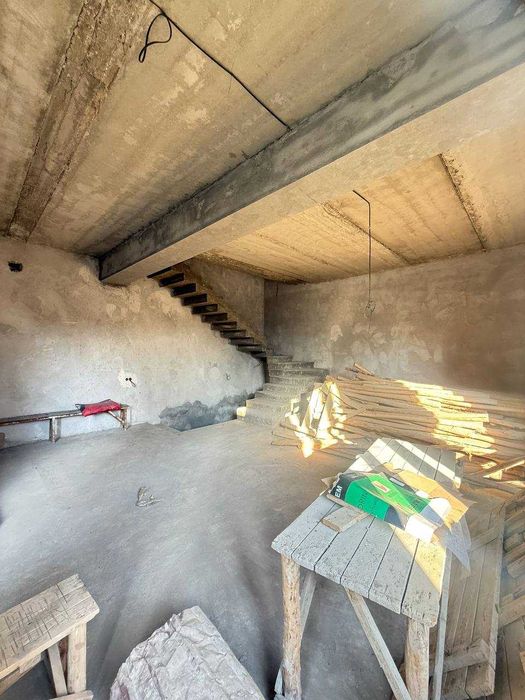 От поста Уч кахрамон  3,5 км Обод  2 сотка 5 ком коробка 2 этаж Срочно