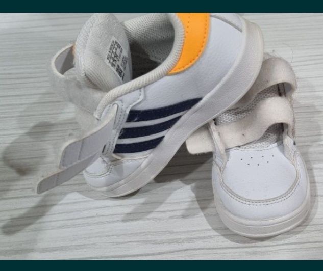 Vând adidași baietel