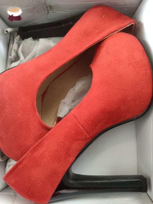 Продам туфли красные замшевые