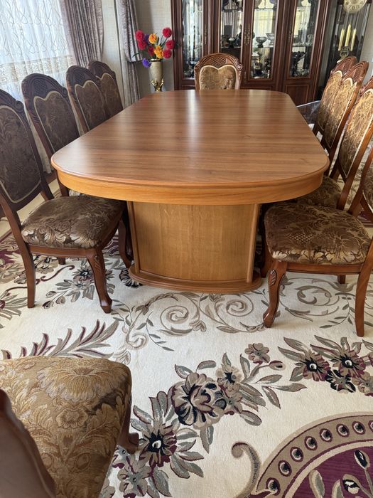 стол со 10 стульми