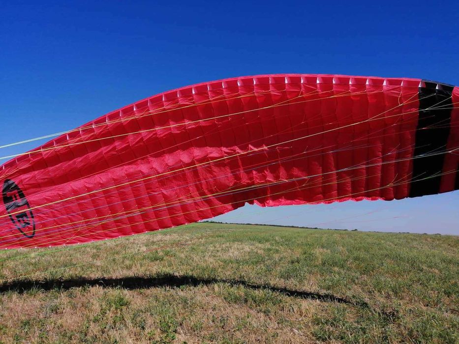 парапланери,парапланер ,,запасни парашути,парамотори,сбруи