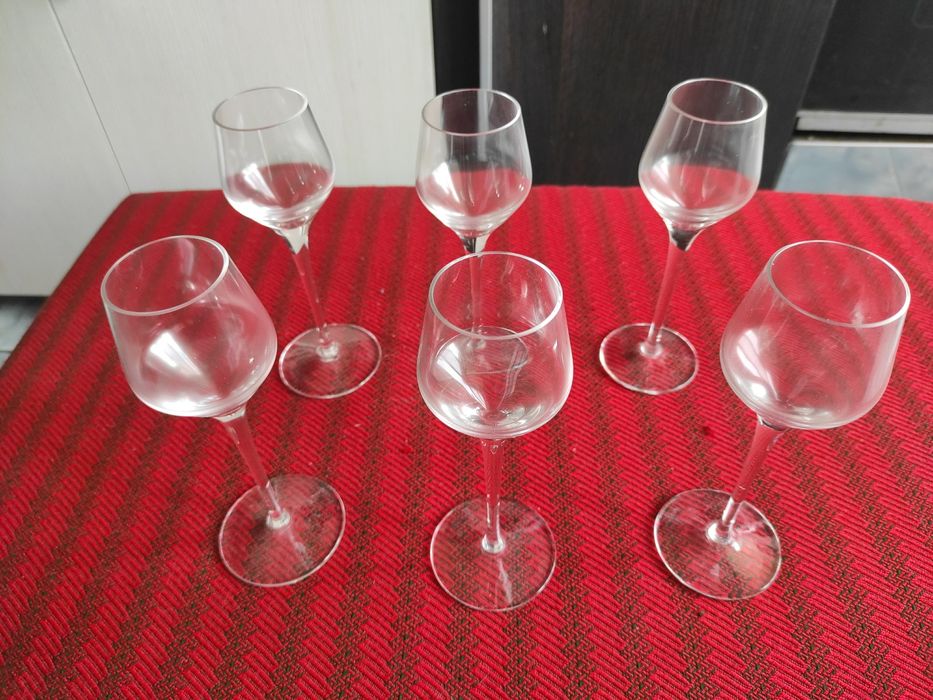 Set de pahare mici cu picior lung, nuanta de albastru