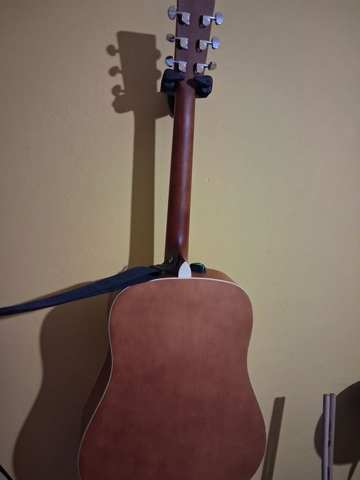 Чисто нова акустична китара