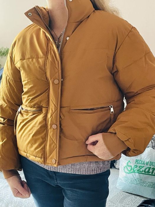 Продавам ново дамско късо зимно яке