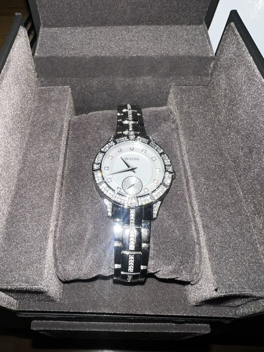Дамски часовник Bulova чисто нов