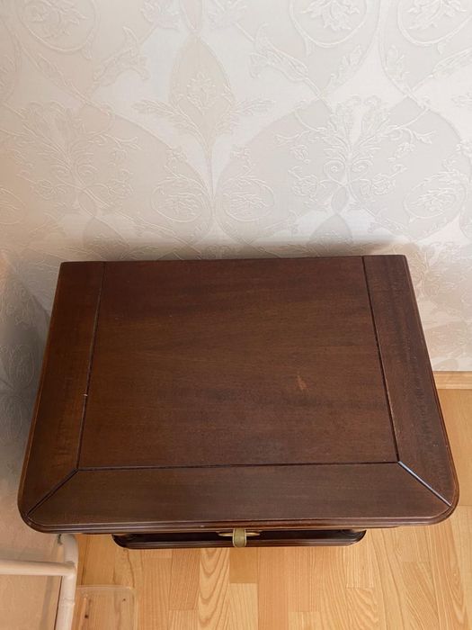 Прикроватные тумбы