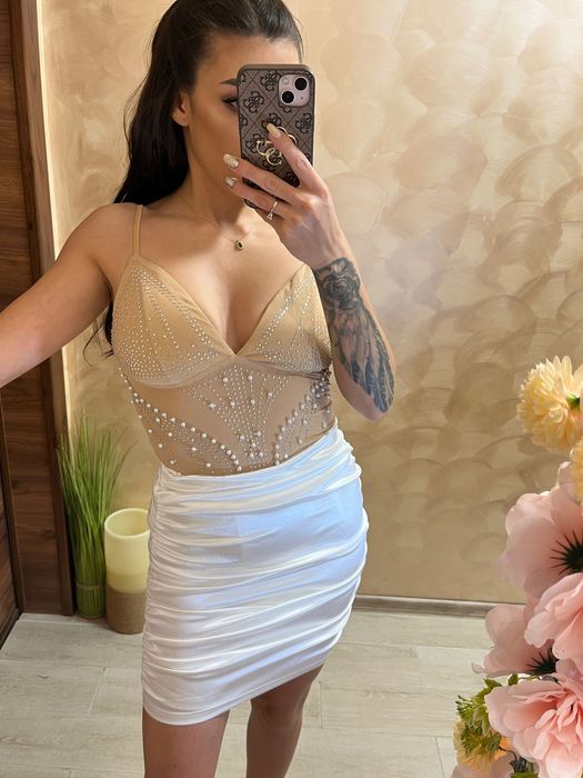 Дамско боди с камъни и перли Сатенена бяла пола с висока талия