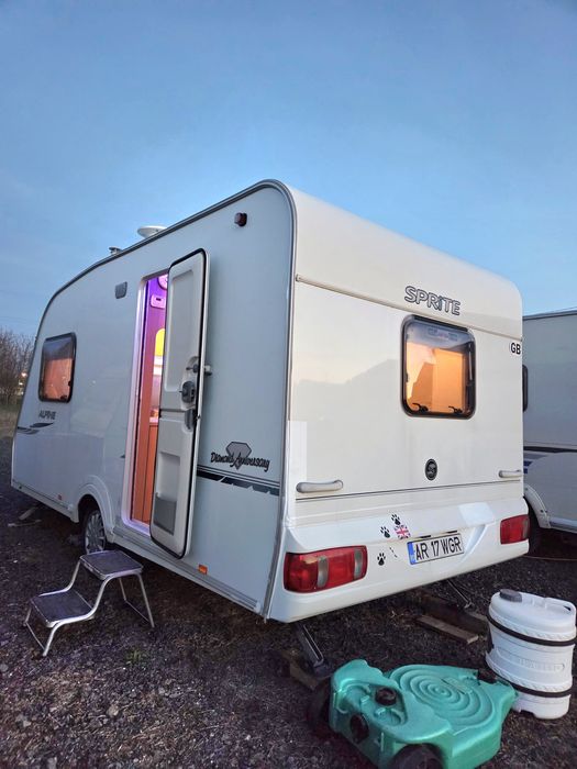 Swift 2009 – Eleganță și Confort, Echipată cu Mover și Cort