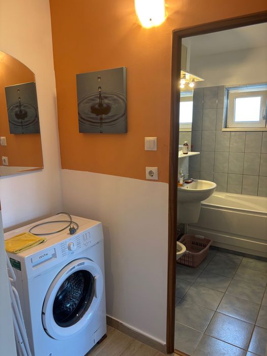 De inchiriat apartament cu 2 camere decomandat et.1 cu centrala proprie zona Aradului!!