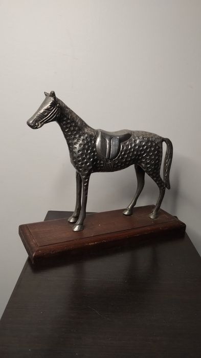 Много красива и различна статуетка на кон.
