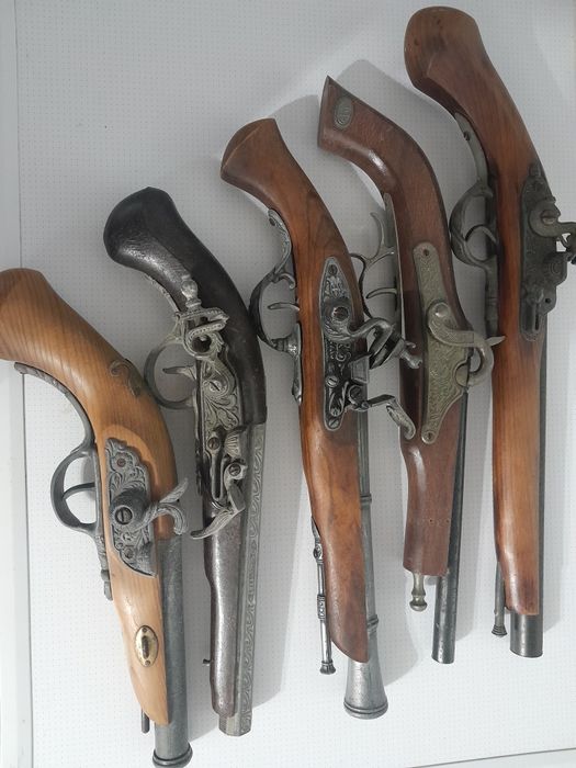Pistoale panoplie