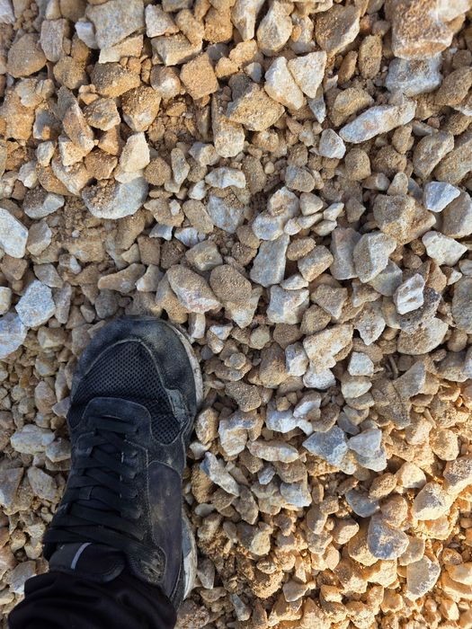 Пясък, чакъл, трошен камък, речен филц, хумус, замазка