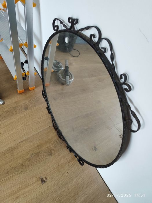 Огледало с желязна рамка