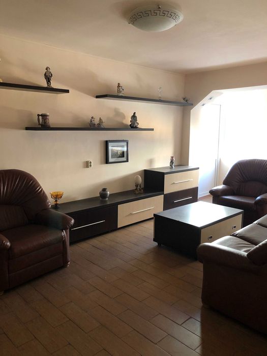 Apartament cu 4 camere de inchiriat
