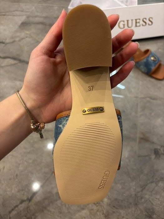 Страхотни чехли GUESS