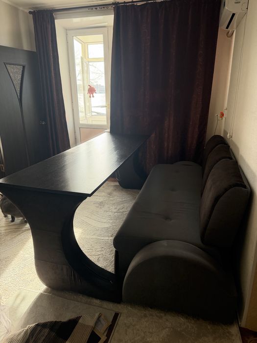 Диван с выдвигающимся столом