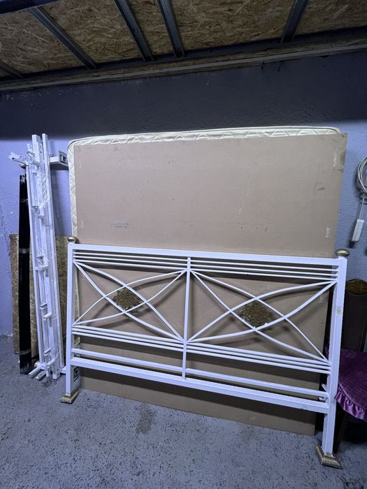 Продам двухспальнюю кровать с матрацем