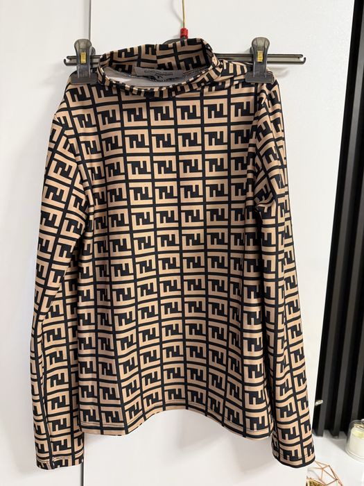 Bluza crem noua.  .