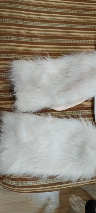 Пончо и пушистые гетры