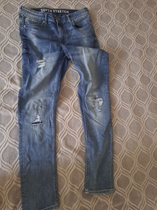 blugi albaștri rupti