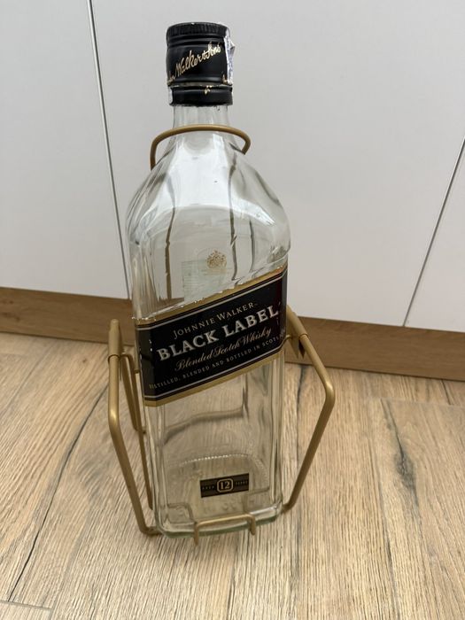 Бутилката от уиски 3л на стойка