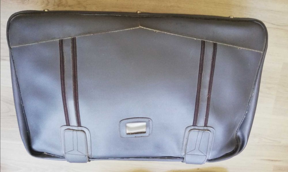 Кожен, компактен и удобен куфар