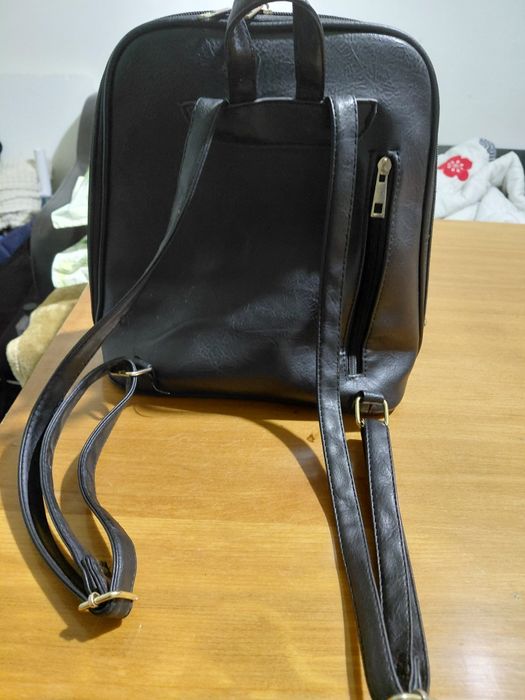 Rucsac & Poșetă 2-în-1 Negru Elegant – Detalii Aurii (Stare Excelentă)